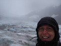 Anna im Regen auf Gletscher