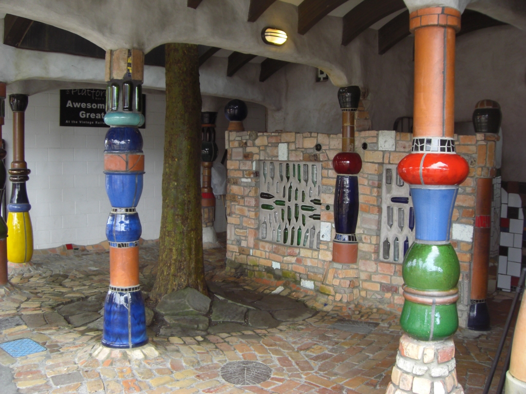 Hundertwasser-Klo 1