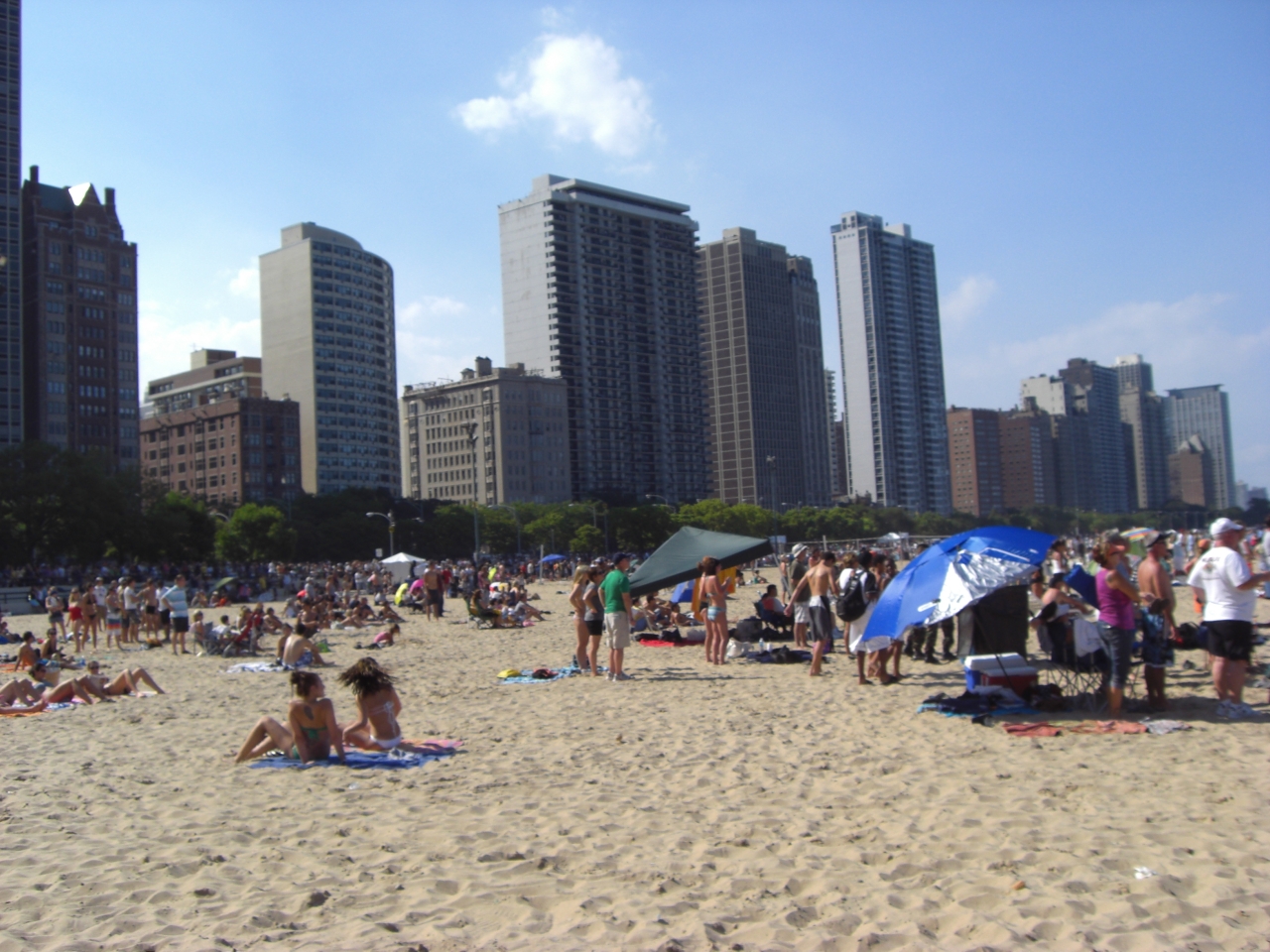 Strand mit Skyline